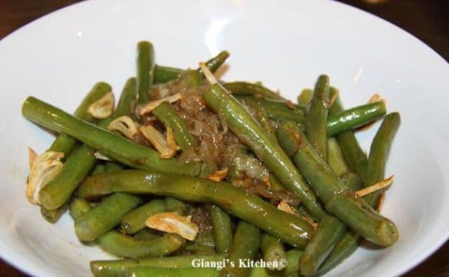 Green Beans with Garlic Chips